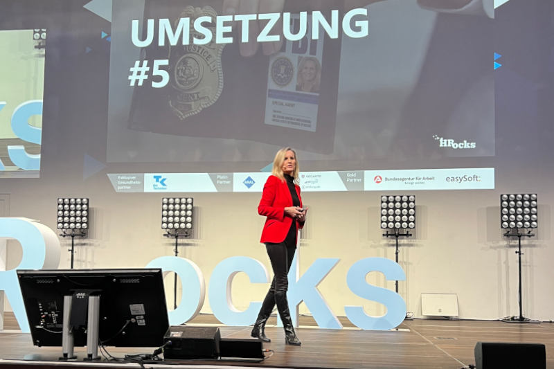 Ulrike WINzer mit ihrer Keynote "Stark durch Veränderung" auf der HRocks im November 2021 im CCD Congress Center in Düsseldorf