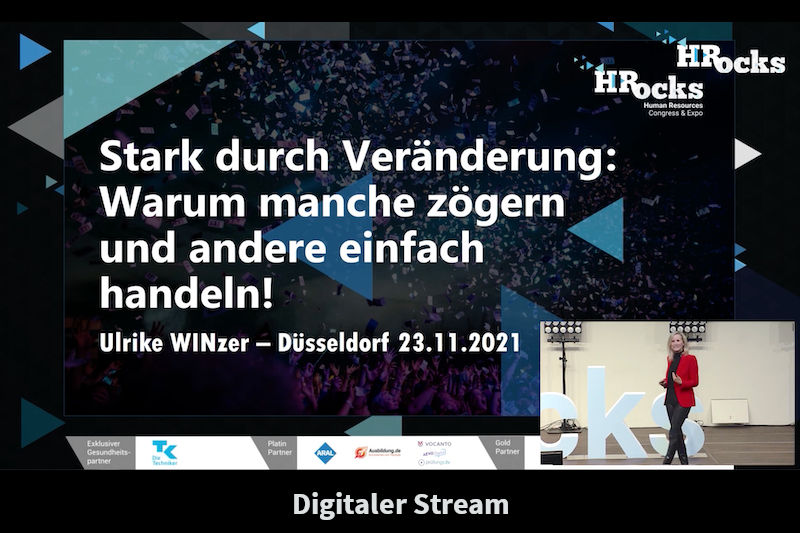 Ulrike WINzer mit ihrer Keynote "Stark durch Veränderung" auf der HRocks im November 2021 im CCD Congress Center in Düsseldorf