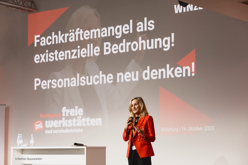 Ulrike WINzer - Fachtagung Freie Werkstätten & Servicebetriebe – Impulsvortrag „Personalsuche neu denken!“ – Vogel Convention Center Würzburg, Oktober 2023